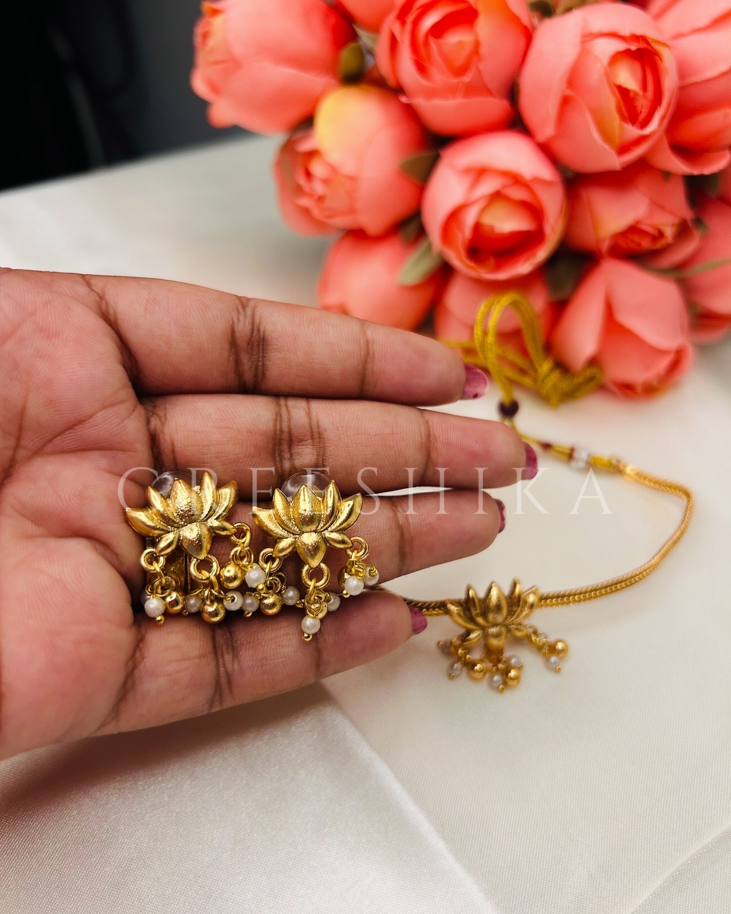 ANTIQUE GOLD LIKE LOTUS CHOKER