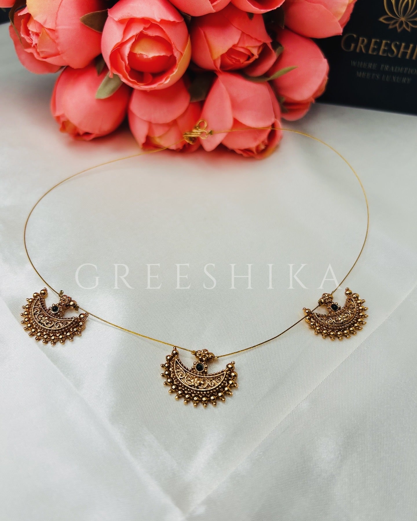 ALAMKRITHA TRI HALF MOON STRING INVISIBLE CHAIN