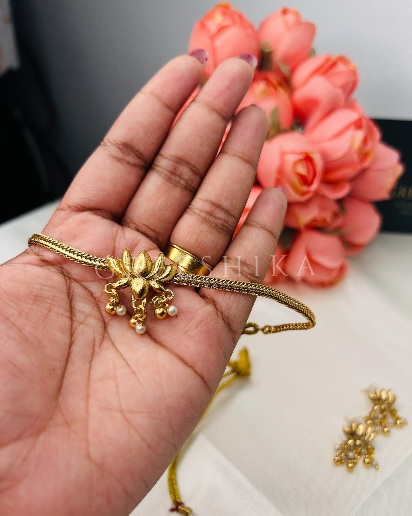 ANTIQUE GOLD LIKE LOTUS CHOKER